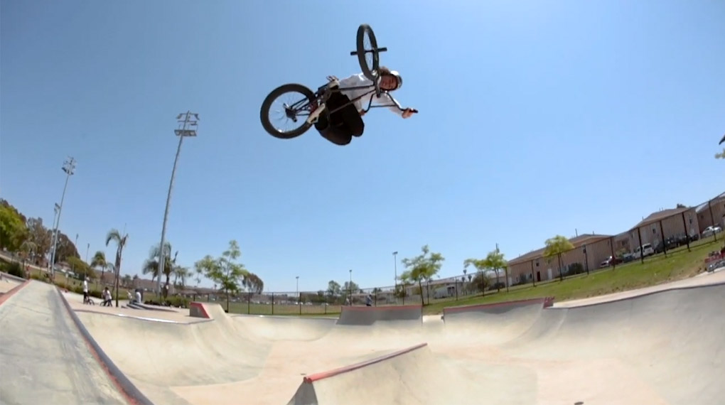 So steezy! Kevin Peraza fährt seine "Heat Wave"-Signatureline von Demolition Parts in seinem neuen Localpark in San Diego spazieren.