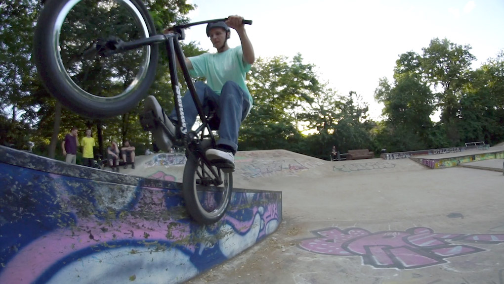 Der Startschuss für die neue "Heavy Biking Club"-Videoreihe von Angelo Kurzt fällt in Köln-Ehrenfeld, genauer gesagt im Salatschüssel-Skatepark. Yeww!