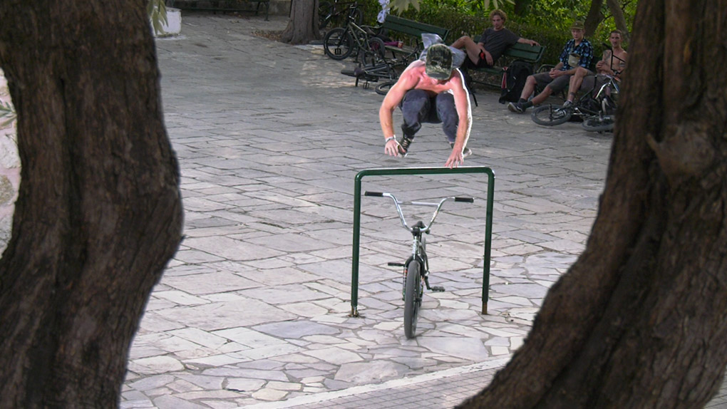 Hier entlang für unseren Raw-Edit vom SIBMX-Trip nach Athen mit einigen bisher unveröffentlichten Clips, darunter alle Leftovers und Stürze.