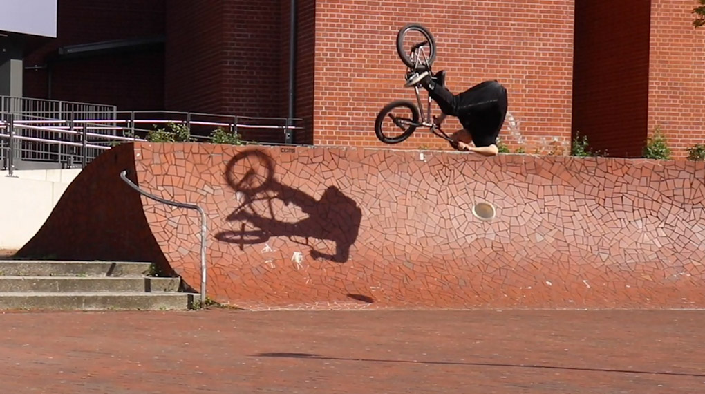 Der SIBMX-Teamfahrer Tim Güntner dreht mit seinen neuen Twisted Pro Pedals von Odyssey eine Runde durch Hamburgs Straßen.