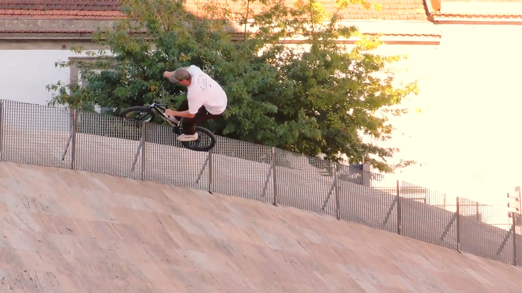 Das Centric Pedal von éclat ist anders als andere BMX-Pedale. In diesem Video nimmt Bruno Hoffmann die Dinger auf den Straßen von Frankfurt und Porto ran.