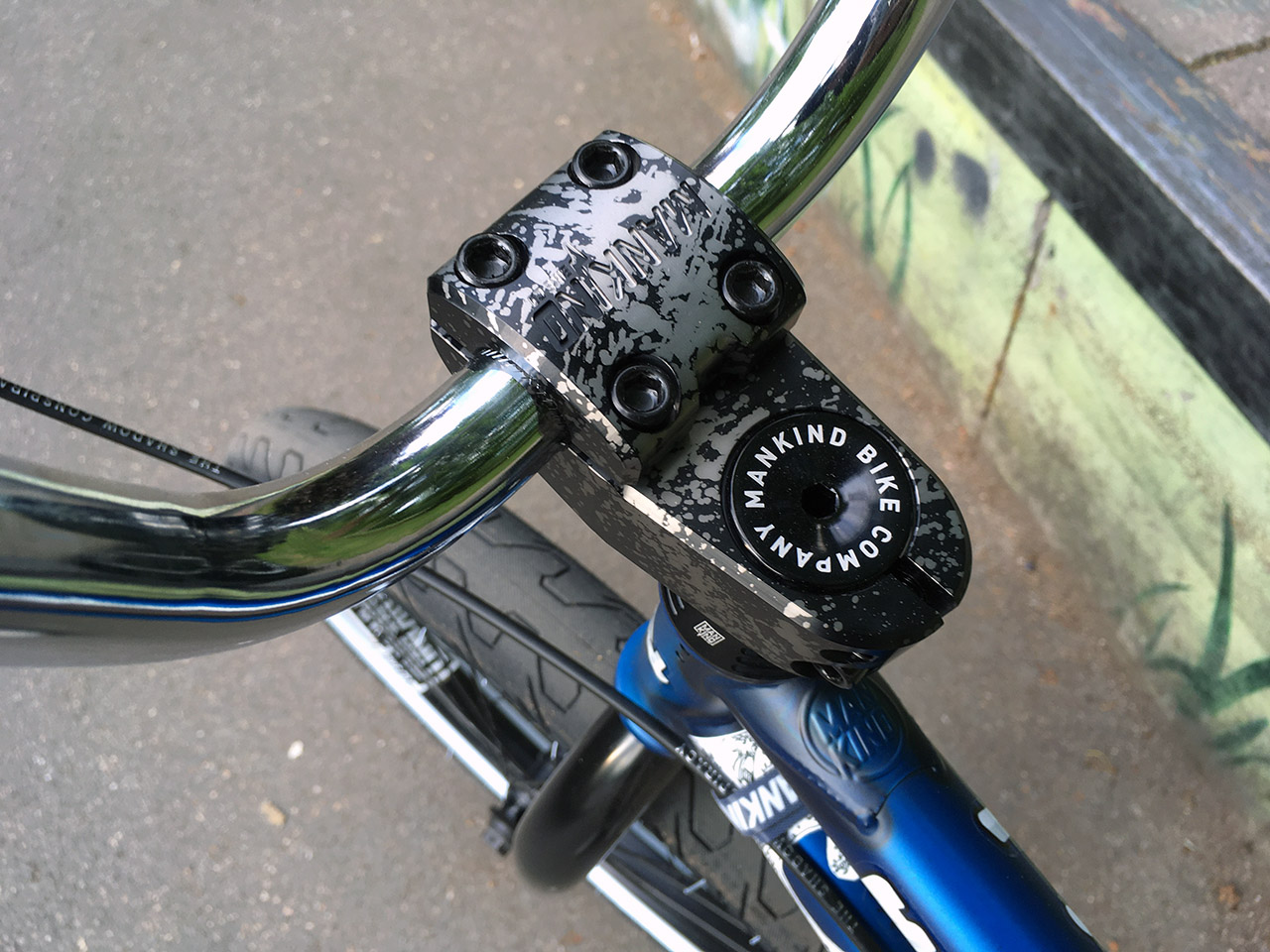 Der Sunchaser Stem ist eins der vielen neuen Signatureteile, die Daniel Juchatz von Mankind Bike Company spendiert bekommen hat