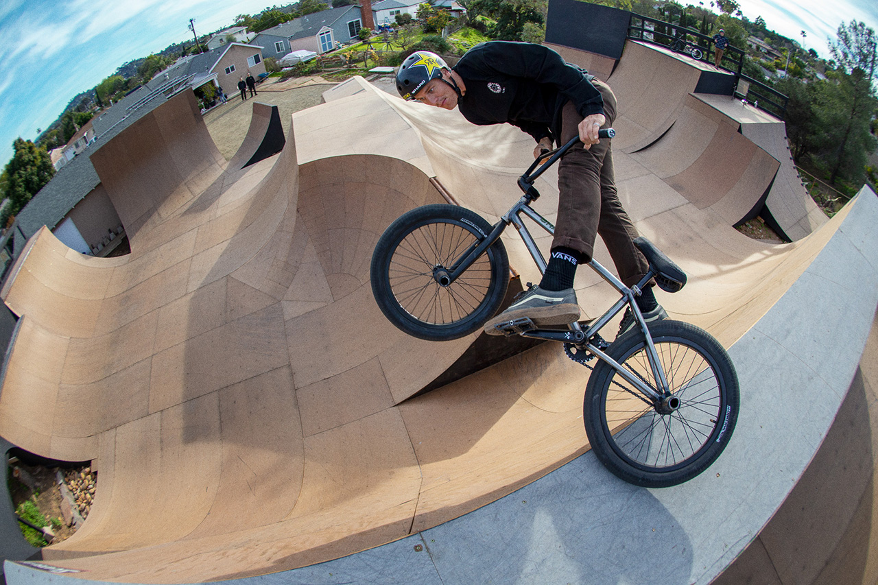 Der Himmel auf Erden? Dennis auf seiner neuen Backyardrampe