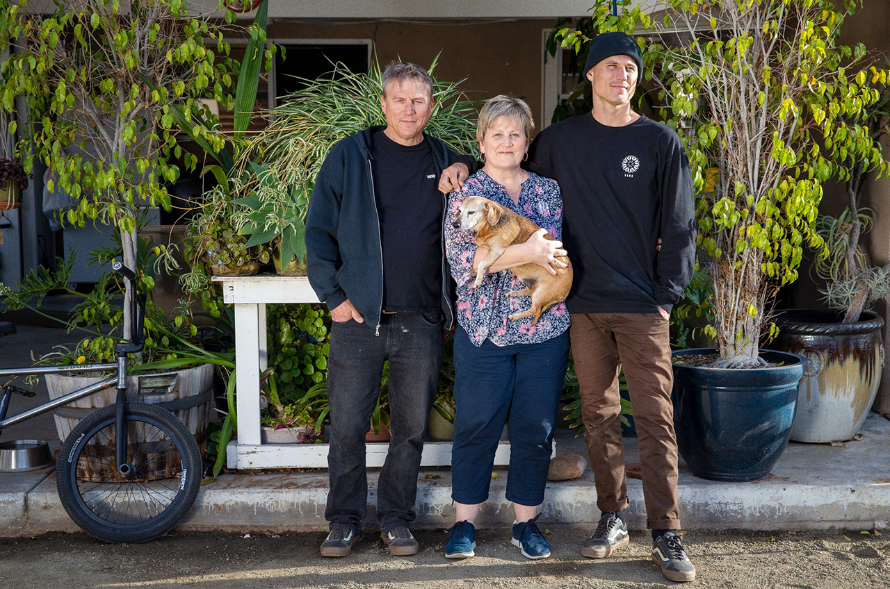 Die steht übrigens im Garten seines Elternhauses. Mom und Dad scheinen kein Problem damit zu haben – oder lassen es sich auf diesem Foto zumindest nicht anmerken