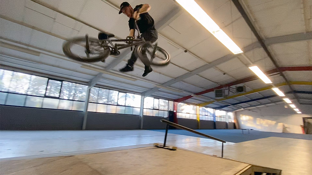 Bevor wir in Kürze bekannt geben, bei welcher Fahrradfirma Nico van Loon angeheuert hat, gibt es ihn heute ein letztes Mal auf seinem Fiend-Rider zu sehen.