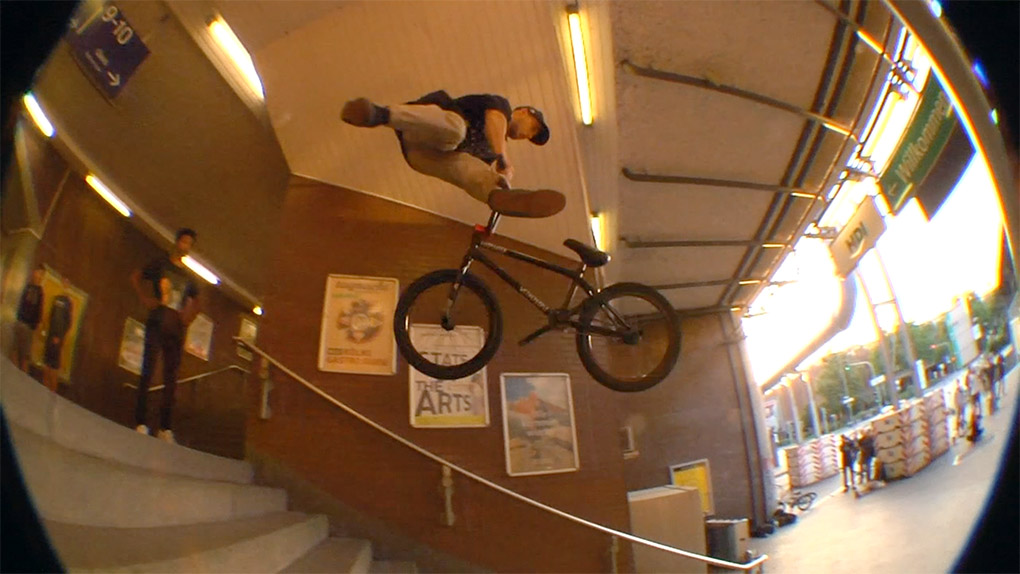 Nico van Loon ist ab sofort für wethepeople unterwegs und stürzt sich zum Einstand gleich mal ein viel zu großes Treppenset mit einem Tailwhip runter.