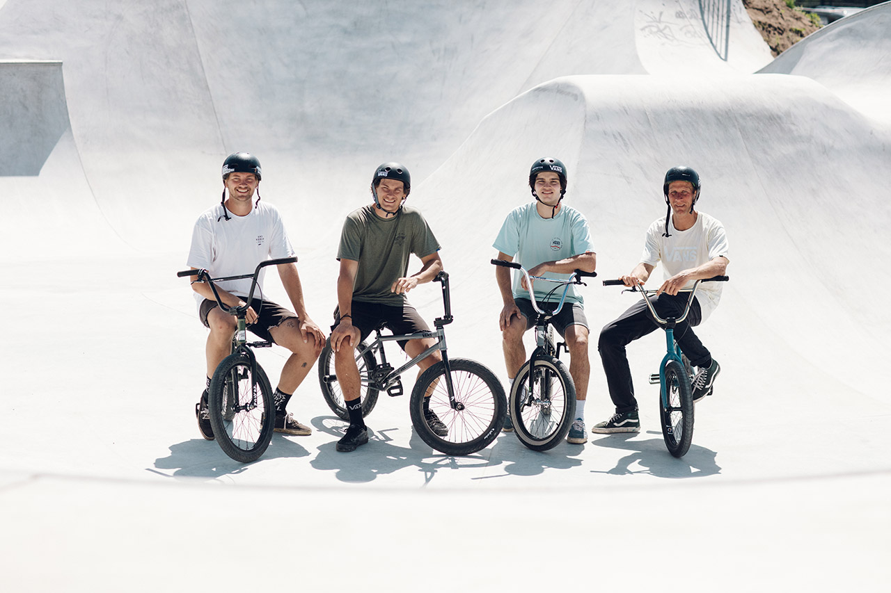 The boys (v.l.n.r.): Max Thölen, Paul Thölen, Tom van den Bogaard und der Schneestern-Mitarbeiter Gregor Podlesny