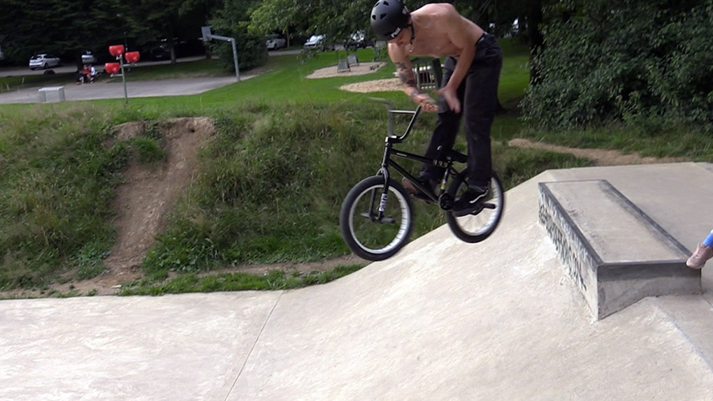Kai Schulte-Lippern und Fabian Bongers haben spontan im Skatepark Lindlar vorbeigeschaut und dort die Scooterkids mit Kopfübertricks zum Kreischen gebracht.
