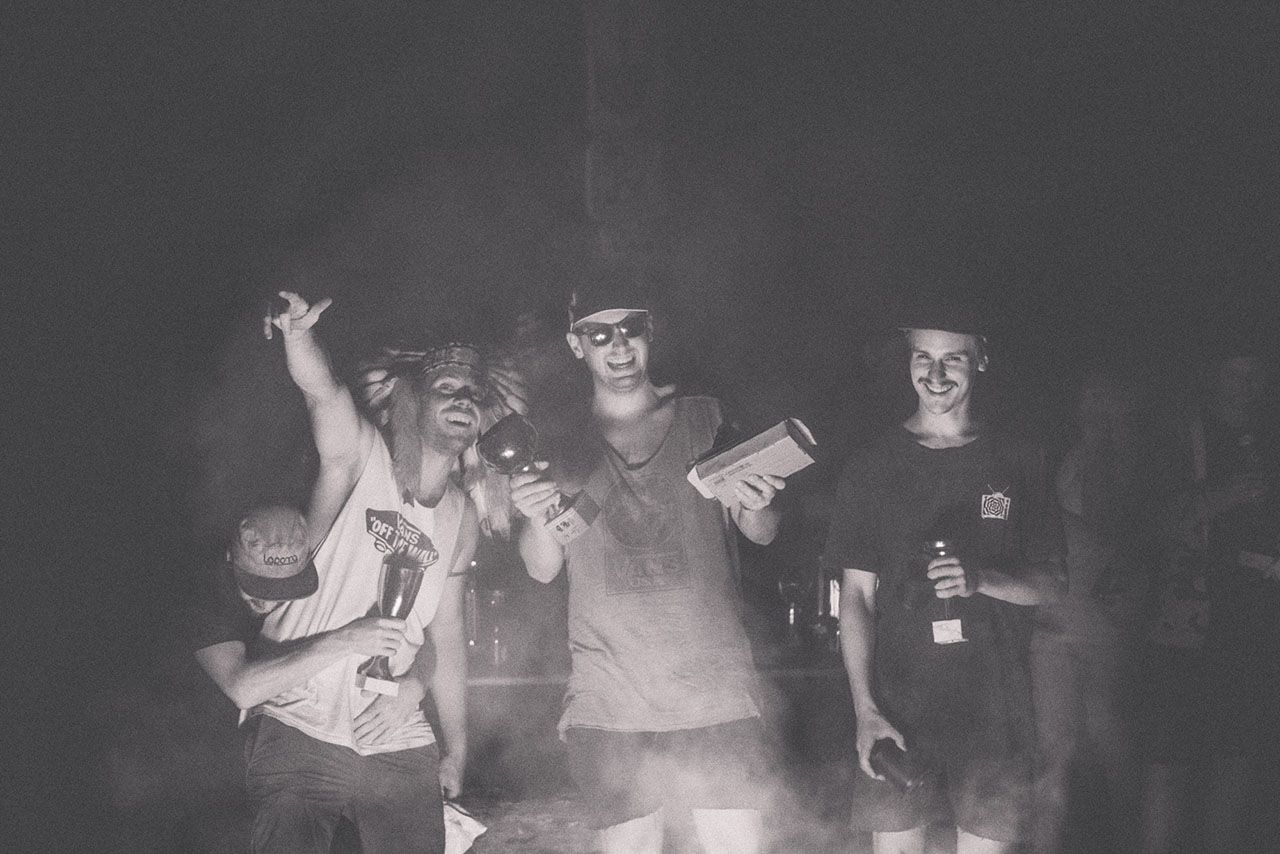 Die Gewinner wurden bis in die frühen Morgenstunden mit 50ccm Scooterbournouts, dicke Friedenspfeiffer und heulende Wölfe im Mondlicht gefeiert