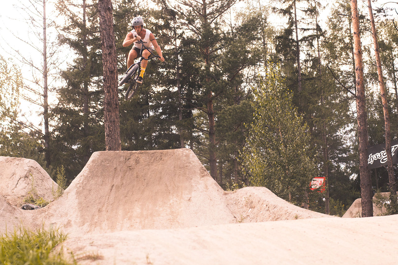 Dominik Mariacher ist einer der fleißigsten BMXer in Innsbruck. Er moderiert fast jede BMX-Veranstaltung, baut Trails und ist Teil des Orga-Teams von allen Jams im Ort. Ach so – und BMX fährt er natürlich auch noch