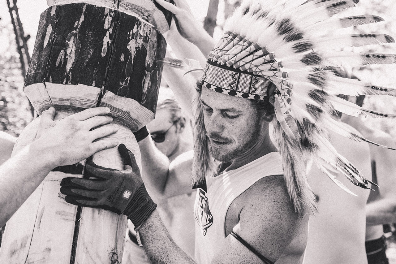 Dominik Mariacher mit Kopfschmuck beim Aufrichten des Totempfahl