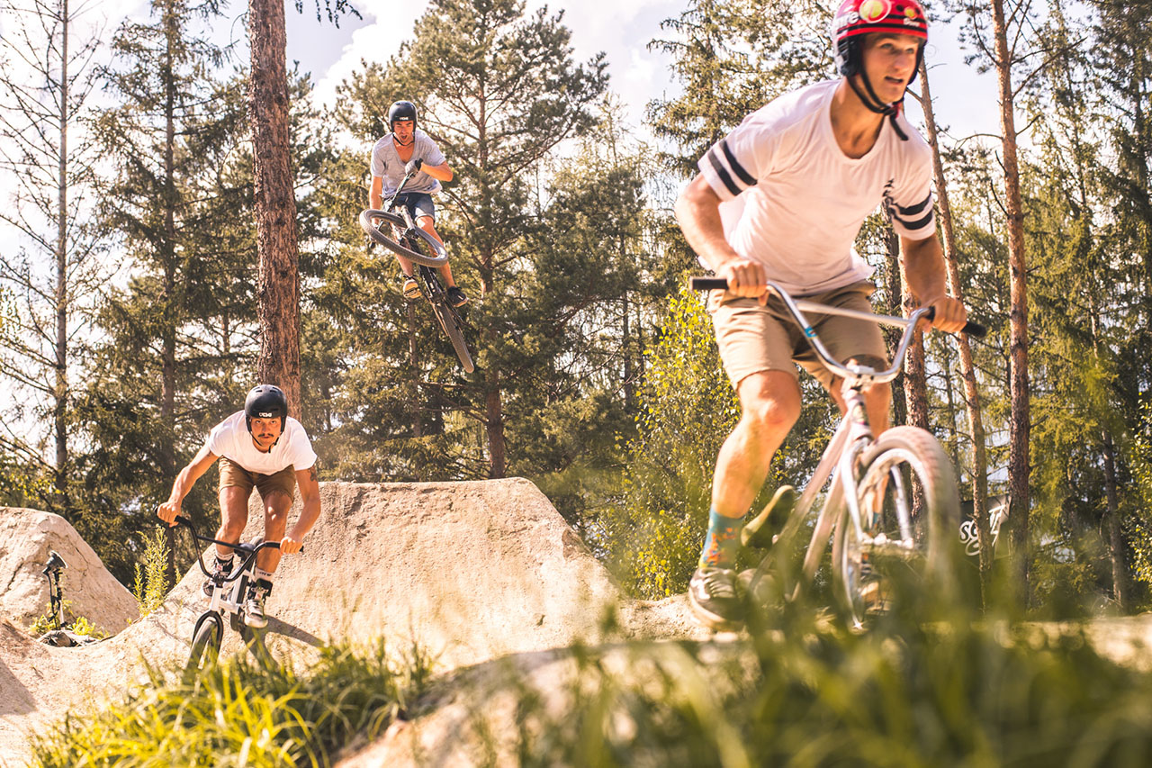 Es wurden unzählige Trains abgefeuert an diesem Nachmittag. Vorne Philip Schuster, mitte Chris Halbritter und in der Luft sehen wir Philipp, der aus Versehen sein großes Rad zum Jam mitgebracht hatte