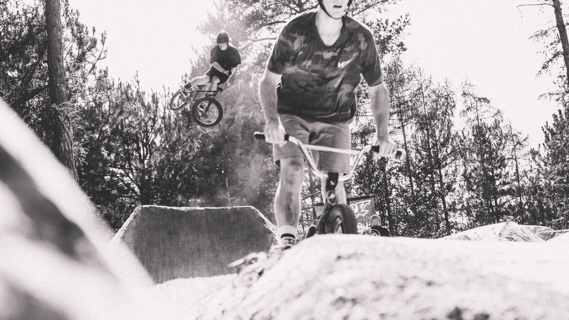 Hans Friedrich hat sich für uns auf der 1. RIPBMX-Vereinsmeisterschaft im Dirtpark Innsbruck rumgetrieben. Hier sind seine besten Fotos.