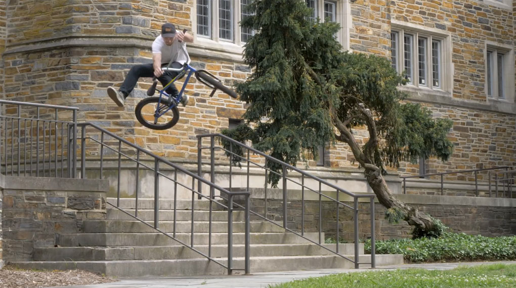 Für sein neues Cult-Video ist Dan Foley zurück zu seinen Wurzeln gekehrt. Sprich: Er hat seine Kamera auf sein Stativ gestellt, um sich selbst zu filmen.