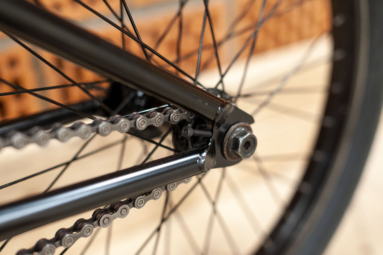Hier kann nichts verrutschen: Der Rush Park Frame von All In BMX kommt mit integrierten Kettenspannern
