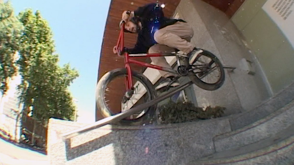 Der italienische Gefahrensucher Vincenzino Dibello gönnt sich hart in seiner neuen Wahlheimat aka dem BMX-Spotschlaraffenland Barcelona.