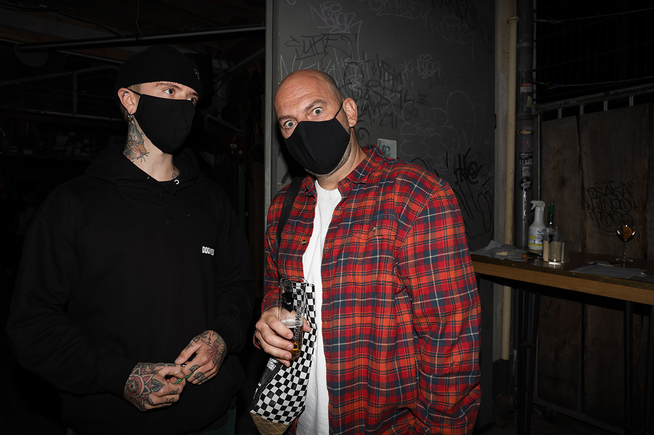 Vorbildlich: Felix Prangenberg und Andy Zeiss halten sich zwischen den Sitzplätzen an die Maskenpflicht im Bumann & Sohn