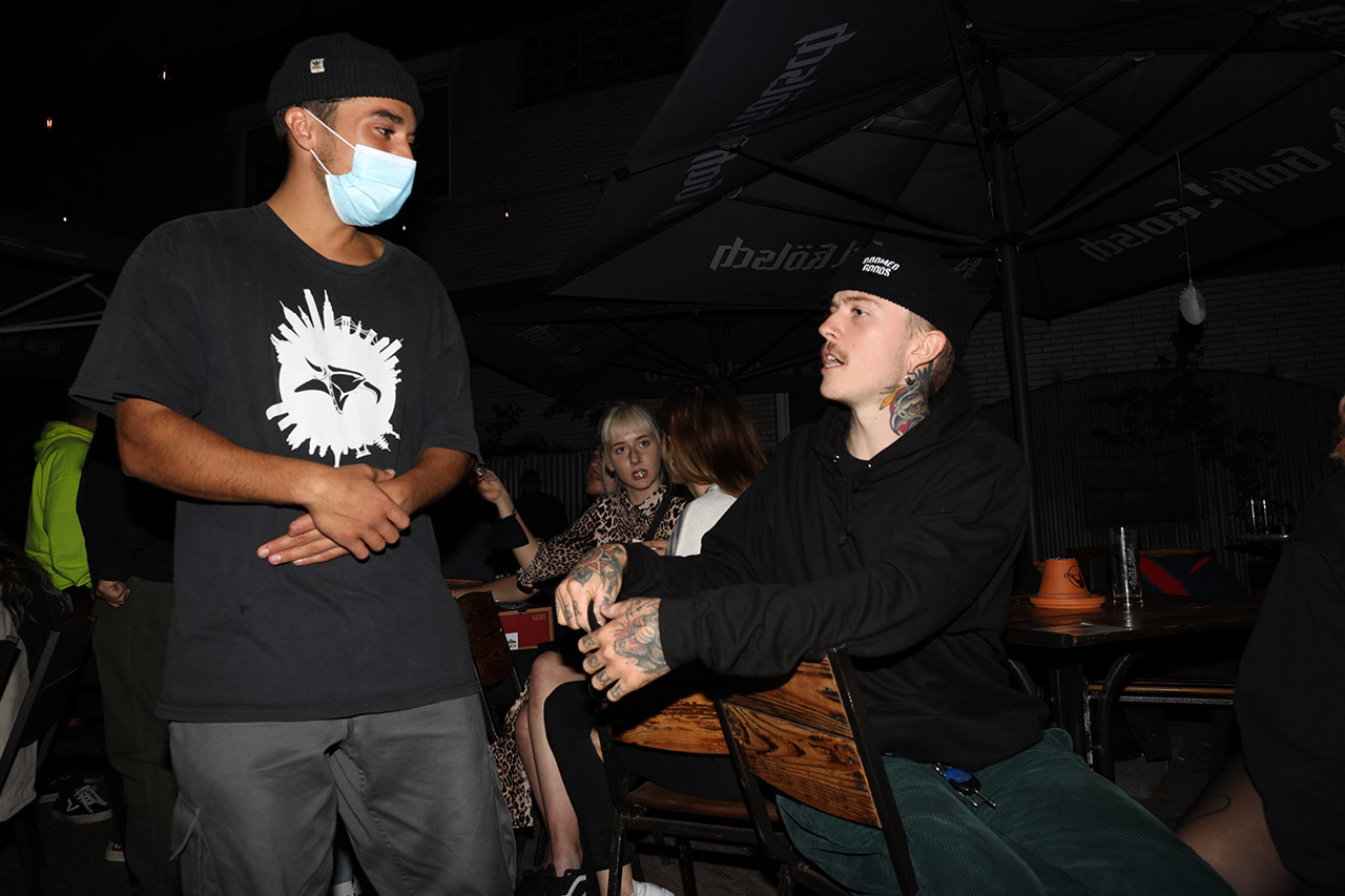 Taylor Cadel (links) und Felix Prangenberg tauschen Notaufnahmestorys aus