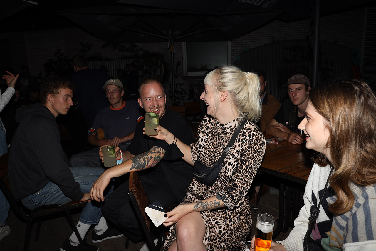 Marius Apro ist in letzter Zeit öfter in Köln anzutreffen. Rechts neben ihm sehen wir den Grund