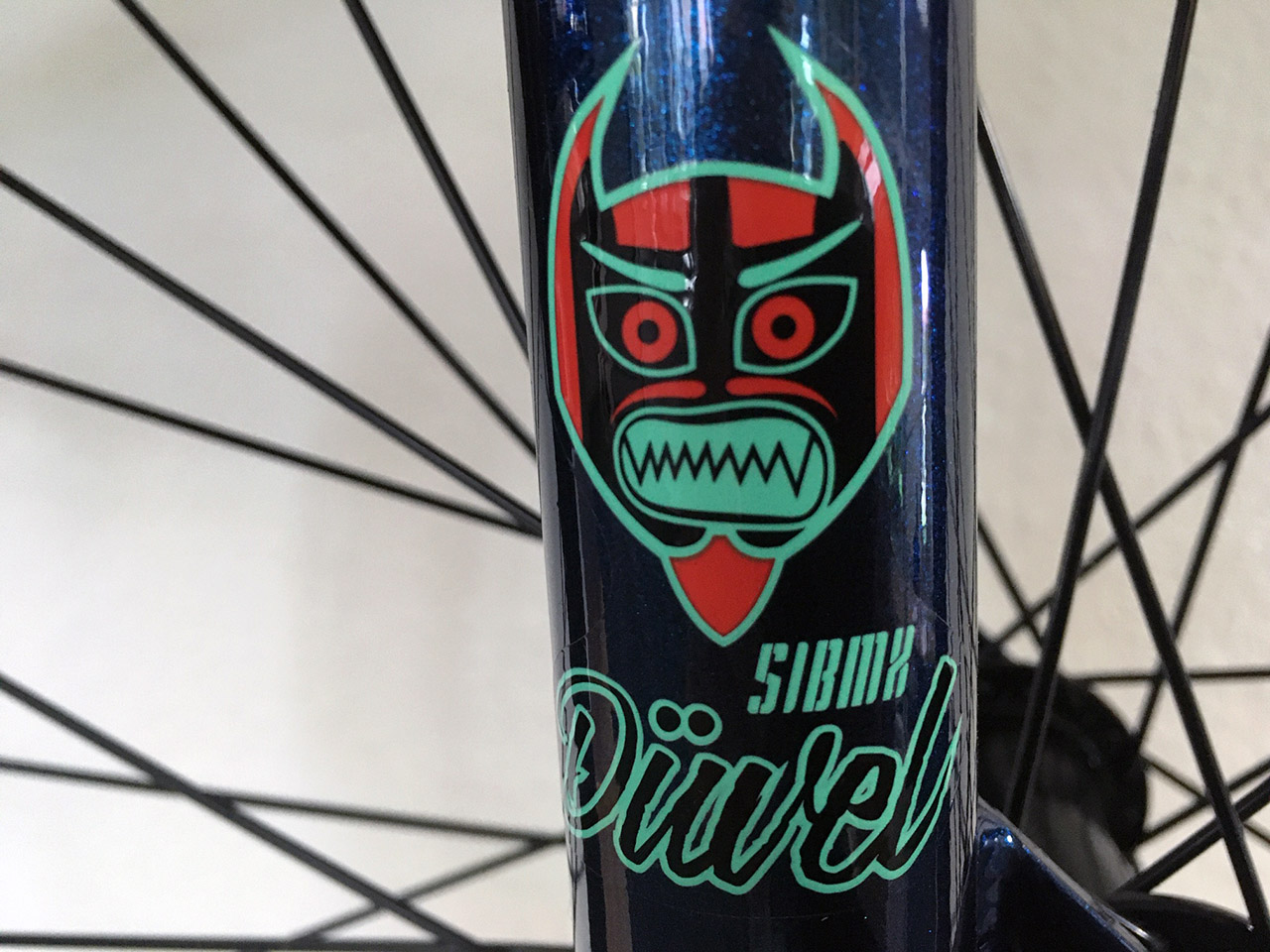 "Düvel" ist ein Begriff aus dem Ammerländer-Platt. Dreimal dürft ihr raten, was er auf Hochdeutsch bedeutet