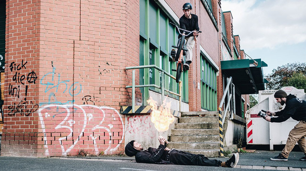 Beim Cremich BMX Street Jam 2019 herrschten Fire, Beer und Mayhem auf Hannovers Straßen. Hier entlang für das Video von der Sause.