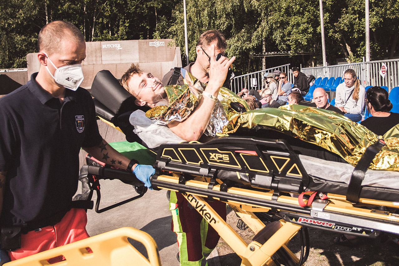 Dean auf dem Weg ins Krankenhaus. Gute Besserung!