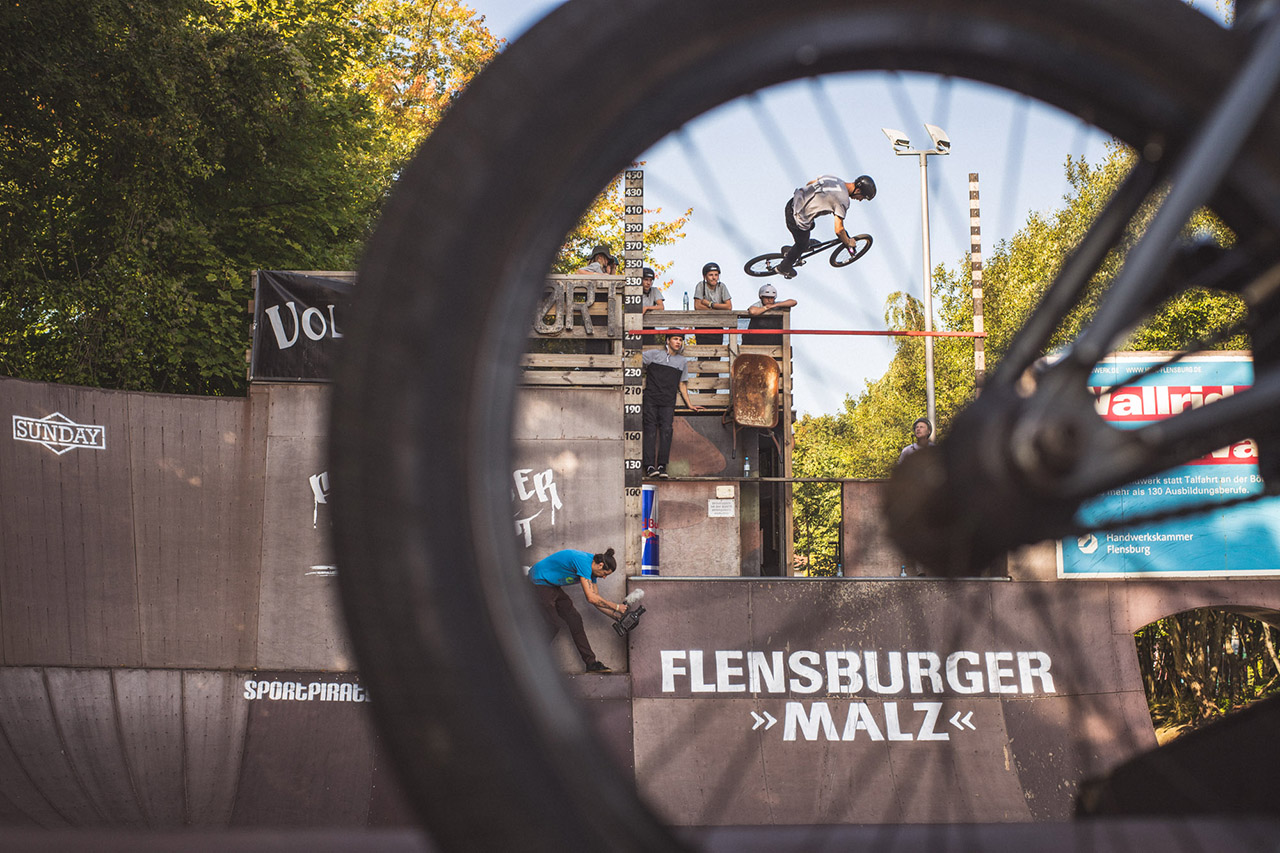 Leider ging das Wochenende für Dean nicht so gut zu Ende. Während des Highest-Air-Contests rastete er nämlich maximal mit seinem Kettenblatt am Coping ein, was seine gerade erst genesene Schulter nicht so gut fand. Sein höchster Air vor dem Sturz lag übrigens bei 3,50 Meter