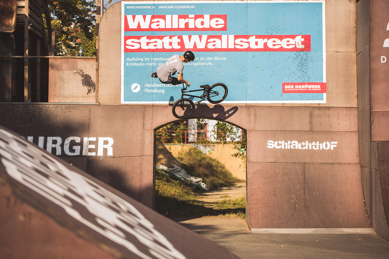 Das ganze Wochenende über gab es Cash 4 Tricks. Dean Florian besserte sein Reisebudget mit diesem Tailwhip-Transfer auf