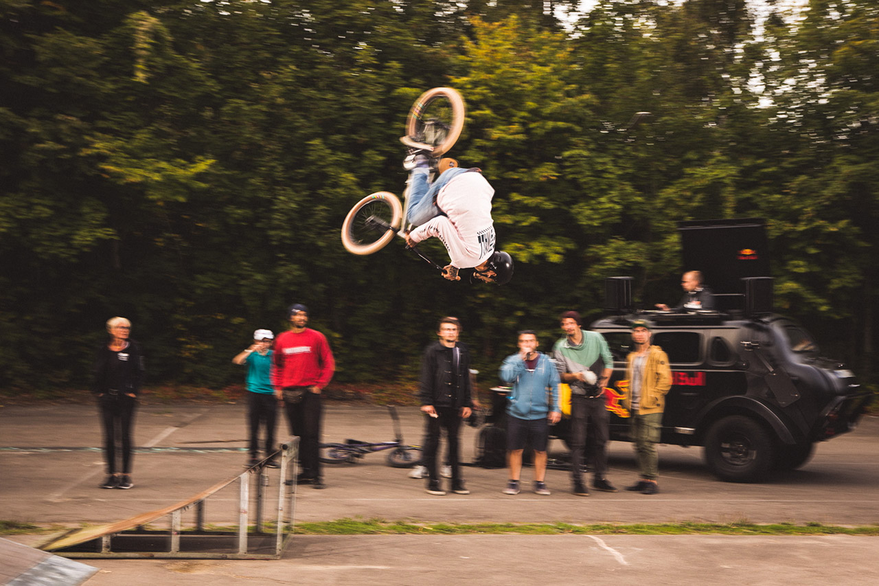Felix Kirch wirbelt sich ein wenig kopfüber für den Weitsprungcontest warm