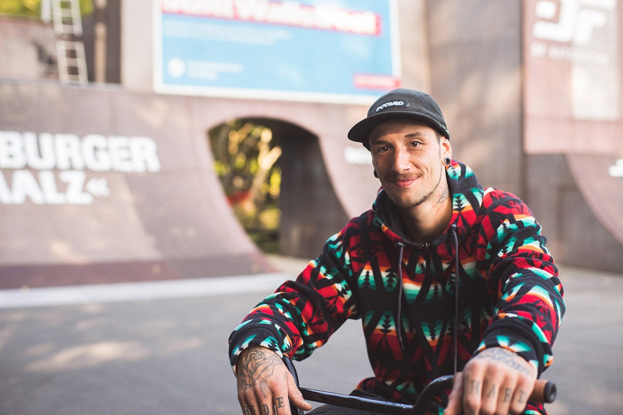 Es gibt Leute, die behaupten Felix Kirch sei der beste BMXer Deutschlands. Um das beurteilen zu können, sollte man ihn mal live fahren gesehen haben. Der Junge kann fast alles!