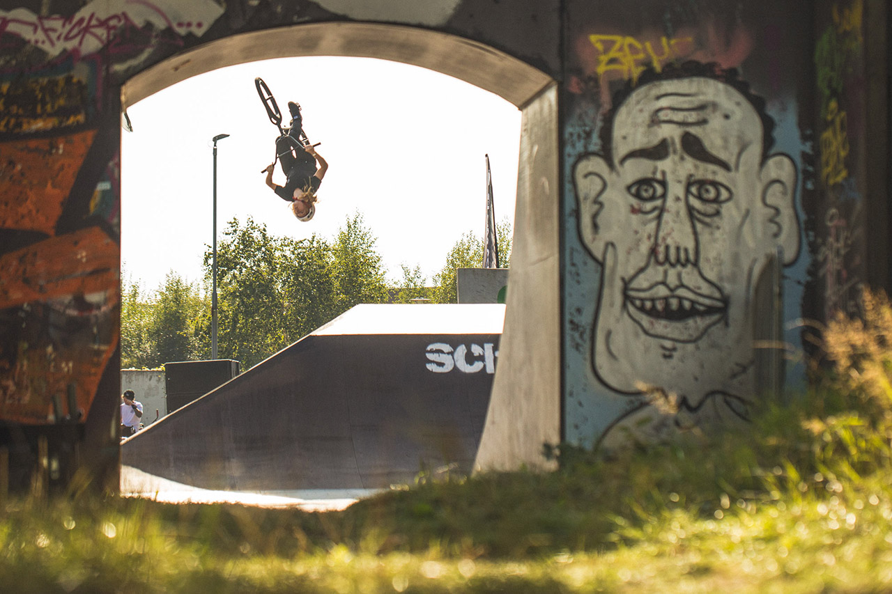 Wieder Kim Lea Müller, diesmal mit einem Backflip über die Hip der Jumpbox