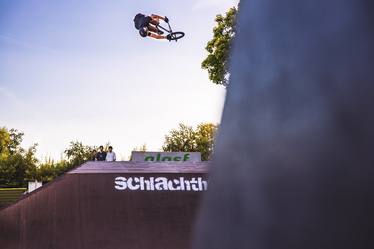 Paul Thölen mit einem Bilderbuch-360 über die Box