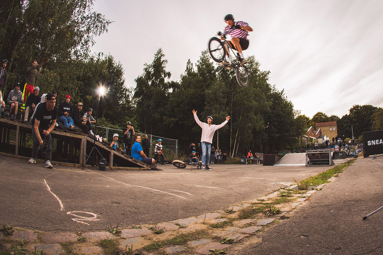 Paul Thöhlen und Felix Kirch haben sich beim Weitsprungcontest wirklich nichts geschenkt. Am Ende sind beide exakt 10 Meter weit gesprungen und haben sich das Preisgeld geteilt