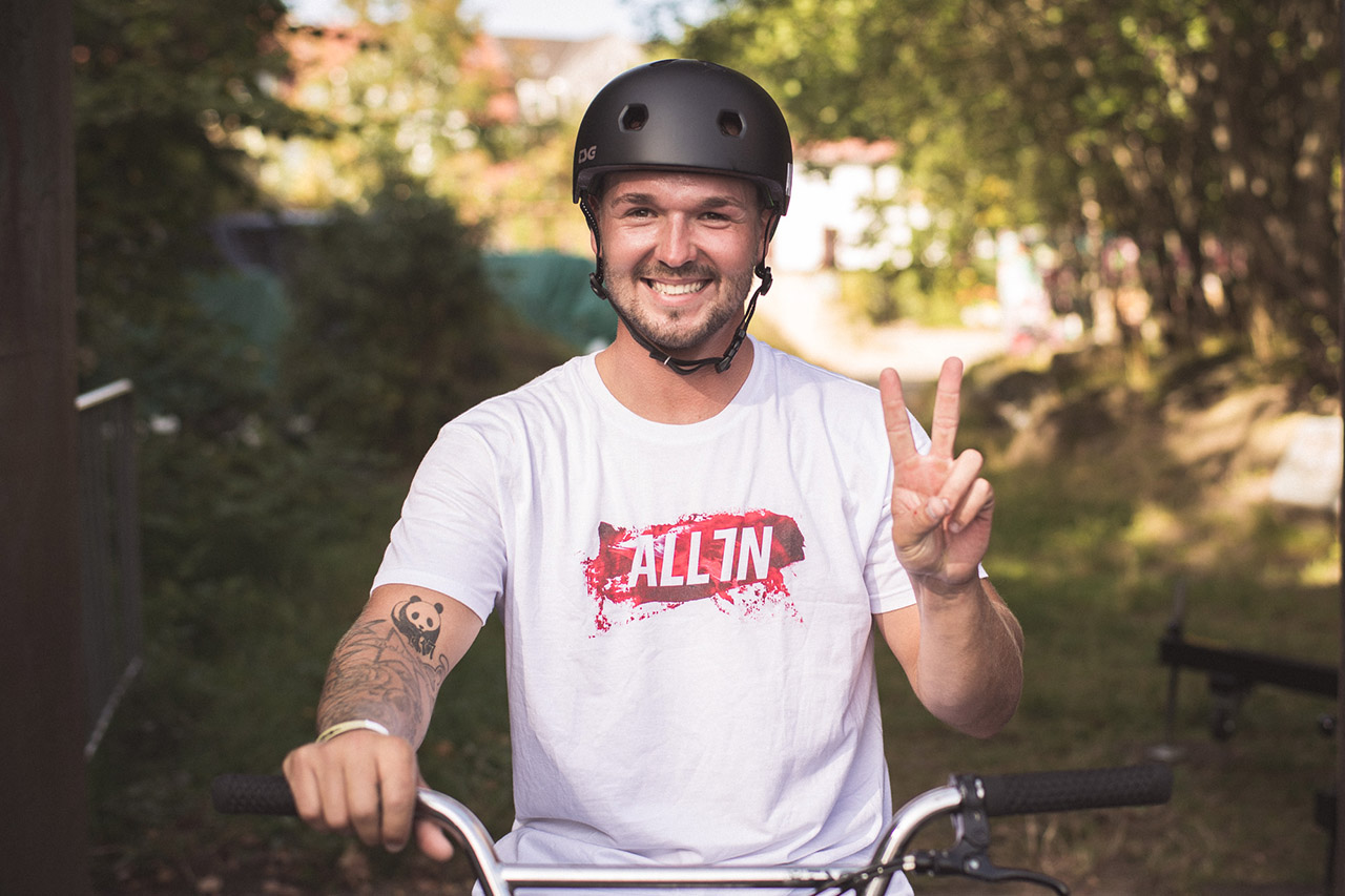 Gab die meisten Autogramme an diesem Wochenende: der All-In-Teamfahrer Tobias Freigang. Er ist aber auch ein Süßer …