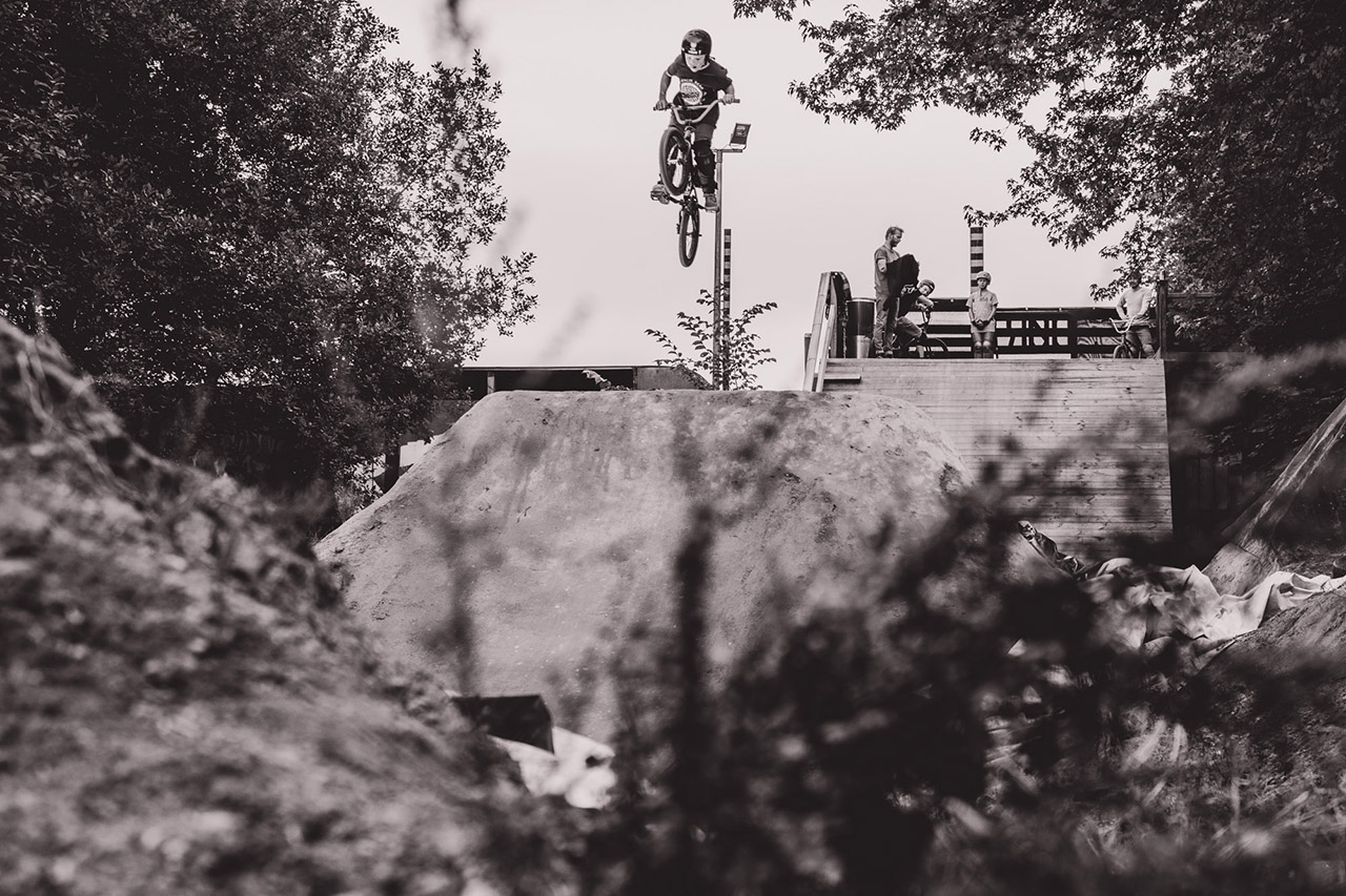Tom, der kleine Bruder von Jan Lemke, springt mit seinem 18-Zoller schon die Dirts auf dem Schlachthof. Fun fact: Das Bike von Tom ist das alte Rad von Jan