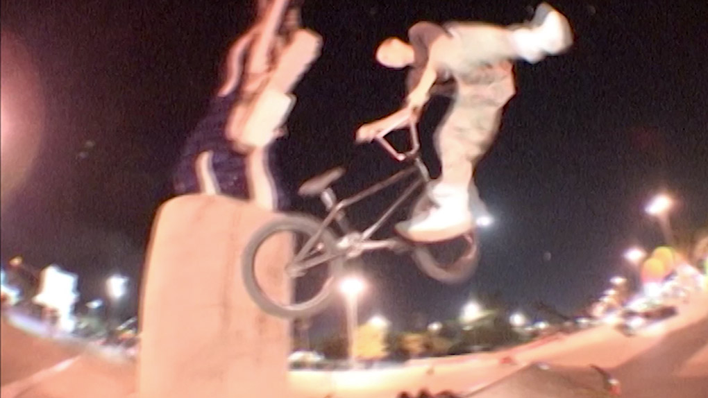 Für die erste Folge seiner neuen Videoserie "Junkyland" ist Ellia Sepe seinen Homies durch die nächtlichen Straßen von Barcelona gefolgt.