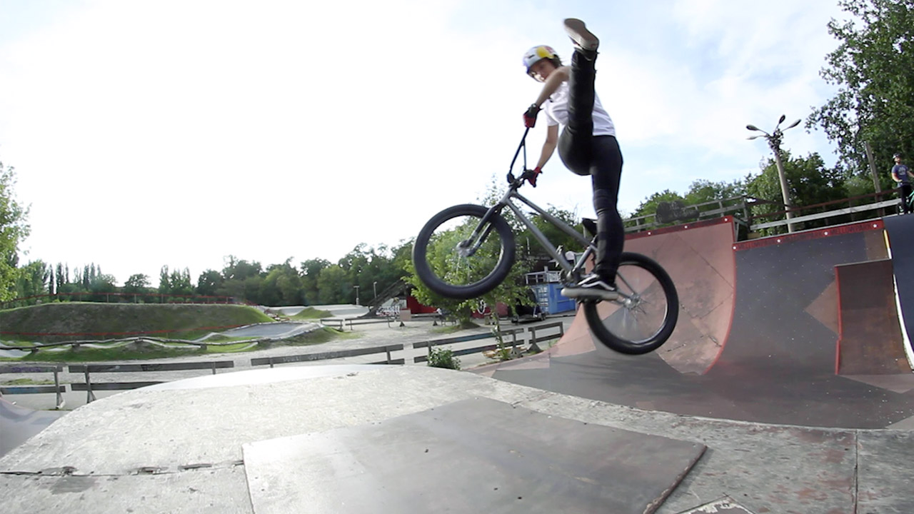 Bist du bereit für den Can-Can? In dieser Folge der freedombmx-Fahrschule weiht uns Lara Lessmann in die Geheimnisse eines echten Trickklassikers ein.