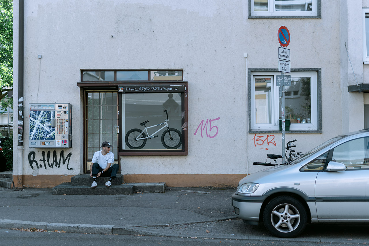 Dennis vor dem LOONER Studio in Freiburg