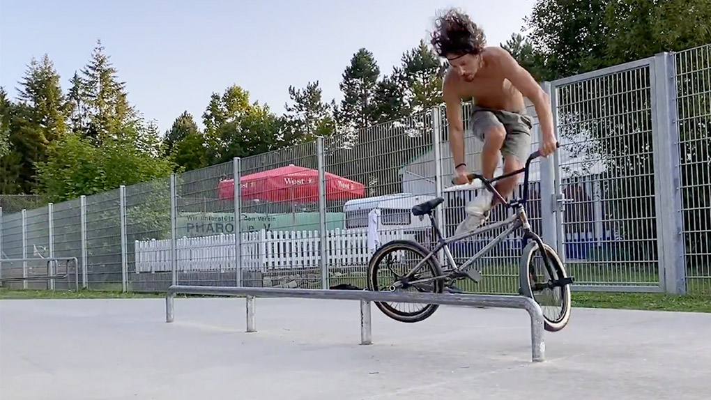 Seppl Pospischil feiert 2020 sein 25-jähriges BMX-Jubiläum. Herzlichen Glückwunsch! Zur Feier des Tages gibt die volle Breitseite Flatland auf Hindernissen.