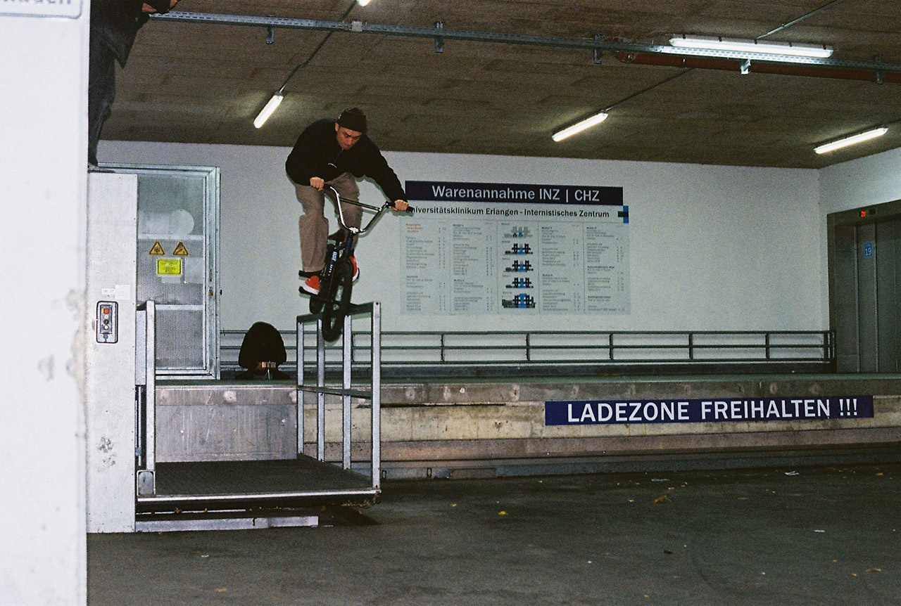 Bruno, Over Smith 180 an einem höhenverstellbarem Handrail in den Katakomben des Universitätklinikums Erlangen, an dem wir anscheinend Glück hatten. Denn wir konnten dort nicht nur recht lange unbehelligt fahren, sondern als wir dann letztendlich gebustet wurden, geschah dies auf erstaunlich nette Art und Weise; Foto: Pbergsnaps