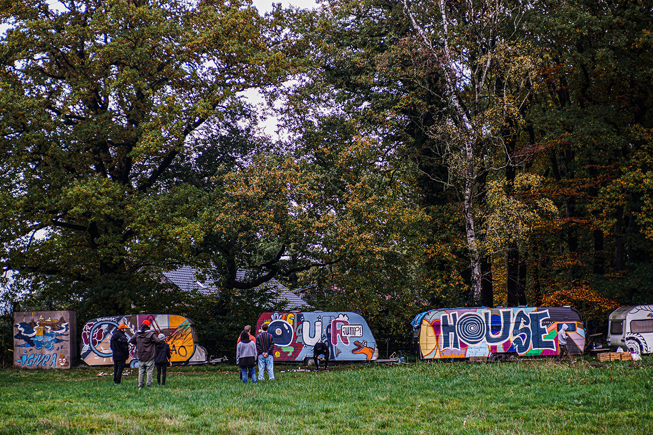 Das Ziel des Trips war das Kliemannsland, kennt man vielleicht, wo alle drei Teams ihre Videos präsentierten. Aber nicht, ohne vorher noch einige Wohnwagen vollzuschmieren; Foto: Kilian Roth