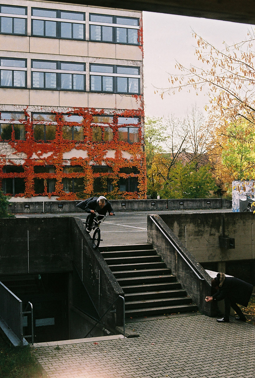 Nachdem Kilian das Rail an der Ledge abgeschraubt hatte, war dieser Tire Ride to Ice Chink nur eine Frage der Zeit