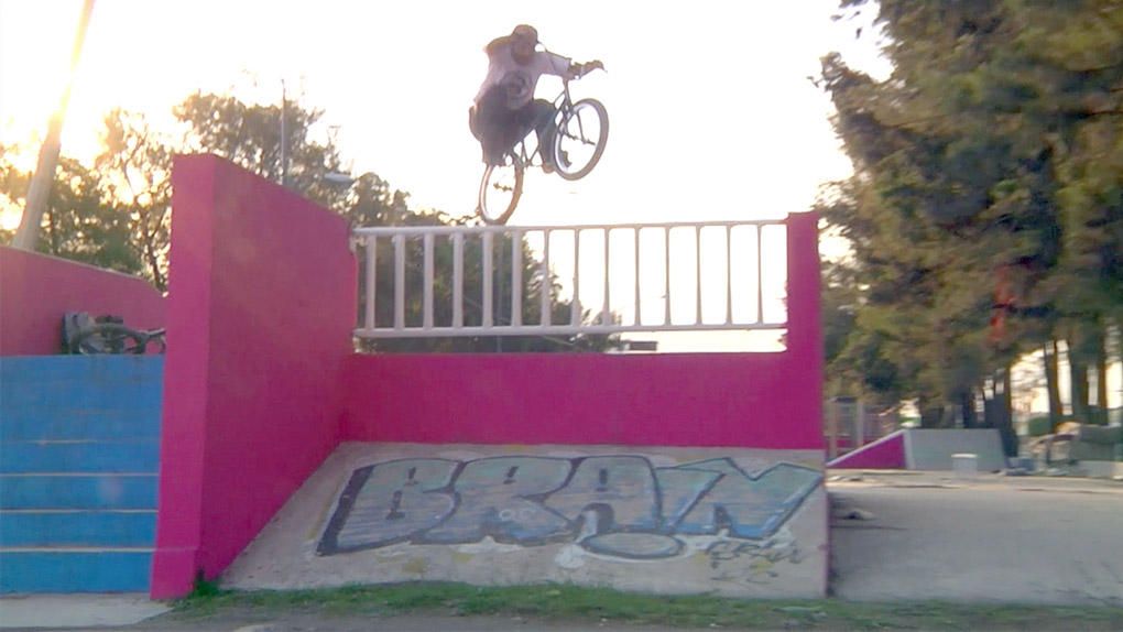 Angel Chango verfügt über krasse Nozza-Skills und auch ansonsten hat er jede Menge feurige Manöver in petto. In diesem Sinne: Gönnt euch!