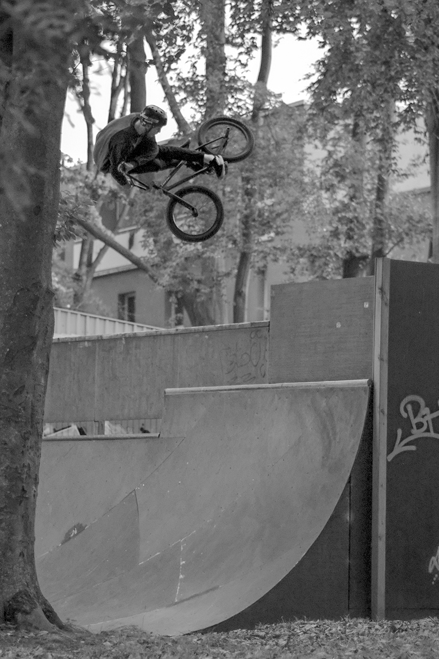 Christian Masur Kickout Air auf einer Minierampe in Hamburg