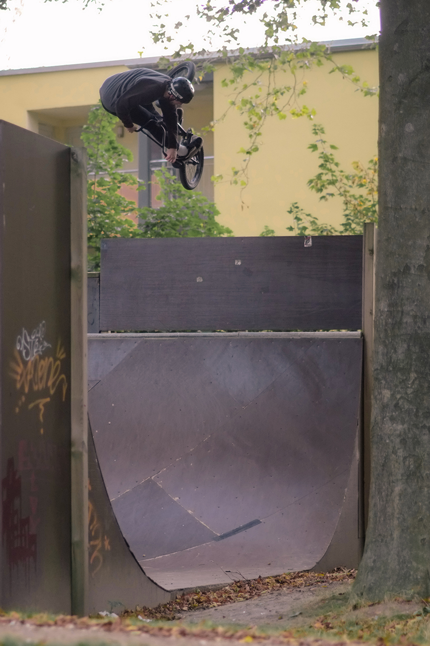 Christian Masur mit einem Bilderbuchlookdown auf einer Minirampe in Hamburg