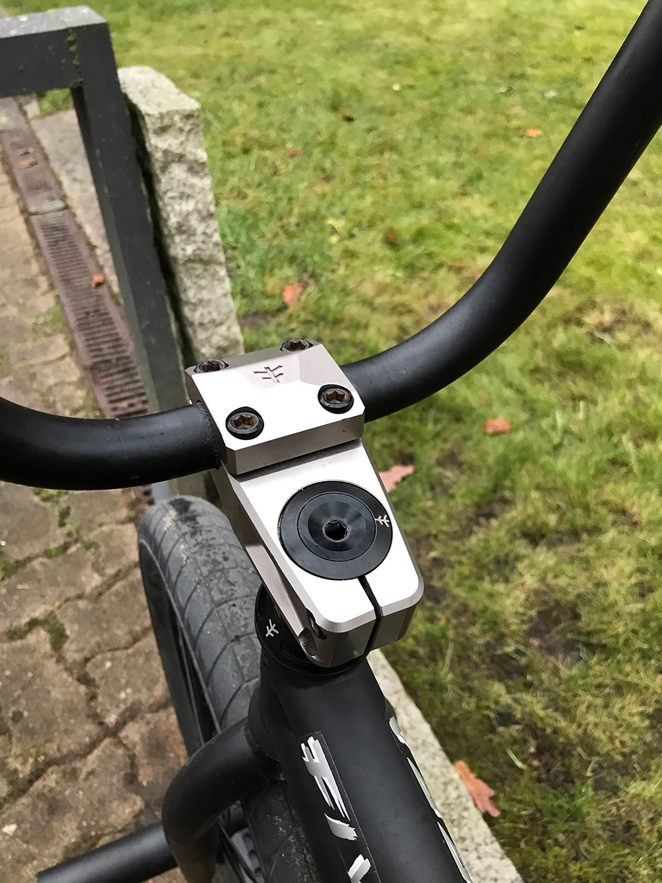 Ideal für alle Transitionfahrer, die Gewicht sparen möchten: Der Volcano Stem von Flybikes ist dank verschiedenster Ausfräsung verhältnismäßig leicht