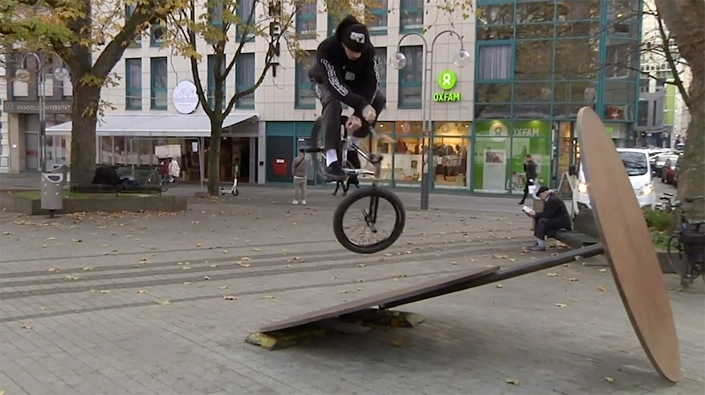 Kaum hat Felix Prangenberg bei den freedombmx Awards den Titel in der Kategorie "Videopart des Jahres" abgestaubt, da folgt auch schon das nächste Brett.