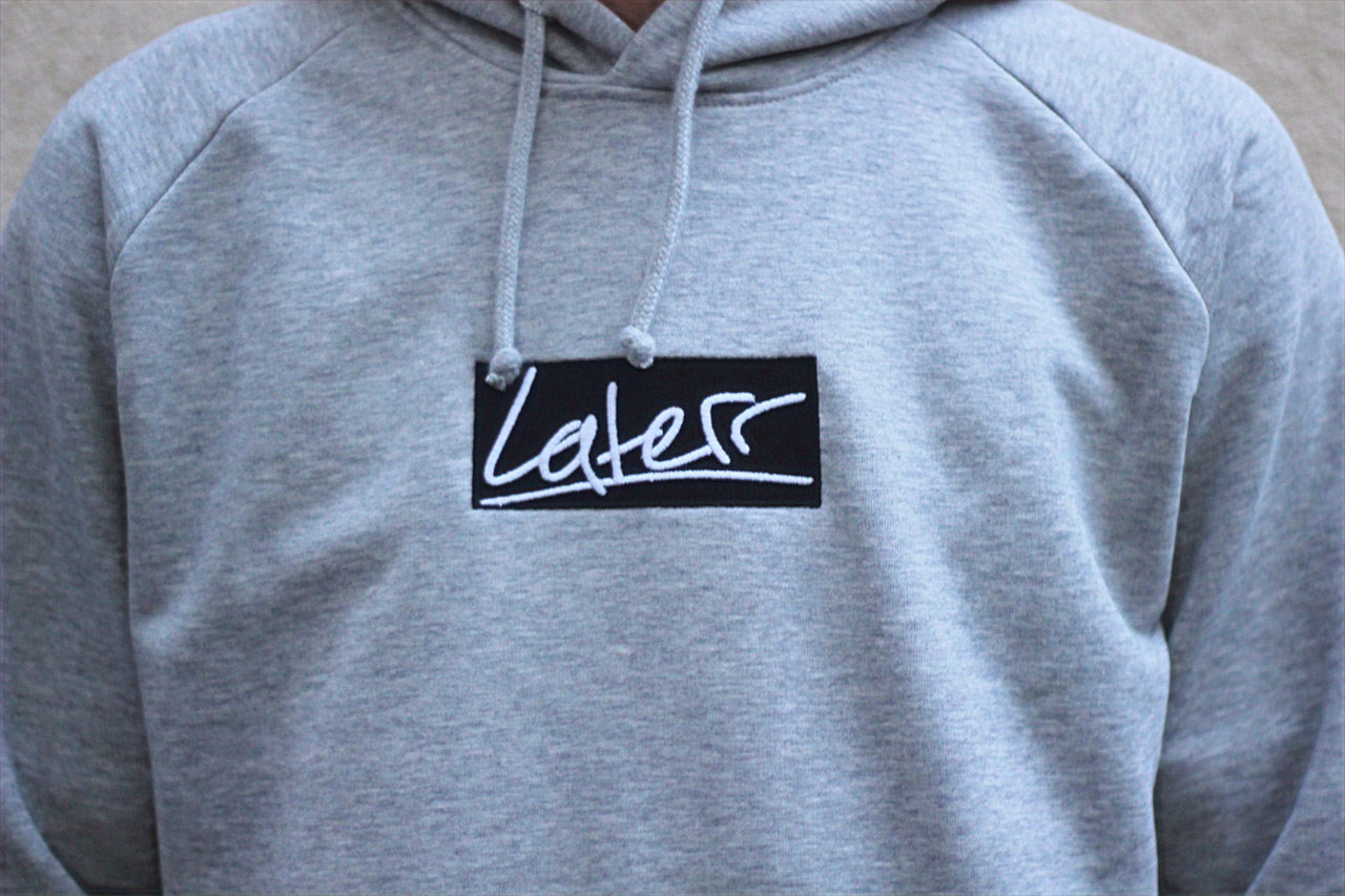 Das Script-Logo auf dem ersten Hoodie von Laterr.. ist gestickt