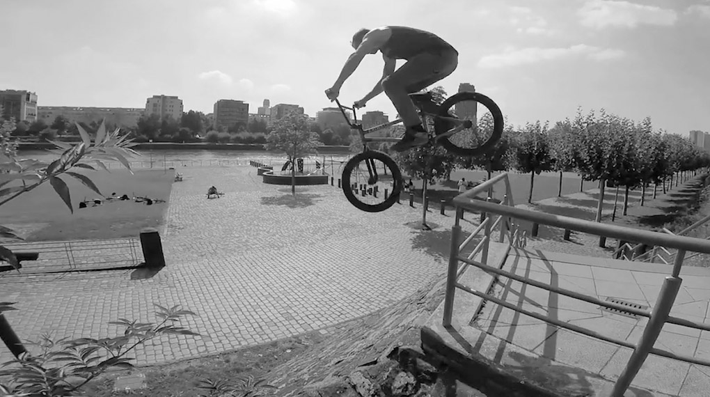 Max Gaertig ist einer der größten Gs der deutschen BMX-Szene. Hier entlang für zweieinhalb Minuten härteste Manöver direkt aus Bonntanamo.
