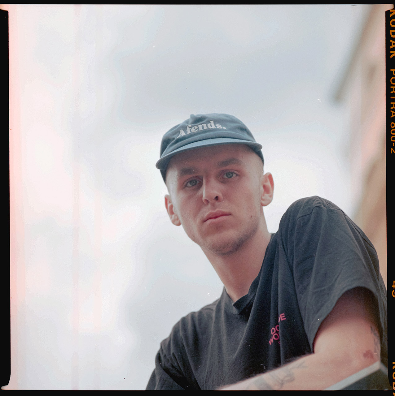 Angelo überlegte in diesem Moment wahrscheinlich gerade, ob er lieber einem der vielen Museen in Leipzig oder doch lieber zuerst dem aus Funk und Fernsehen bekannten örtlichen sozialen Brennpunkt einen Besuch abstatten sollte